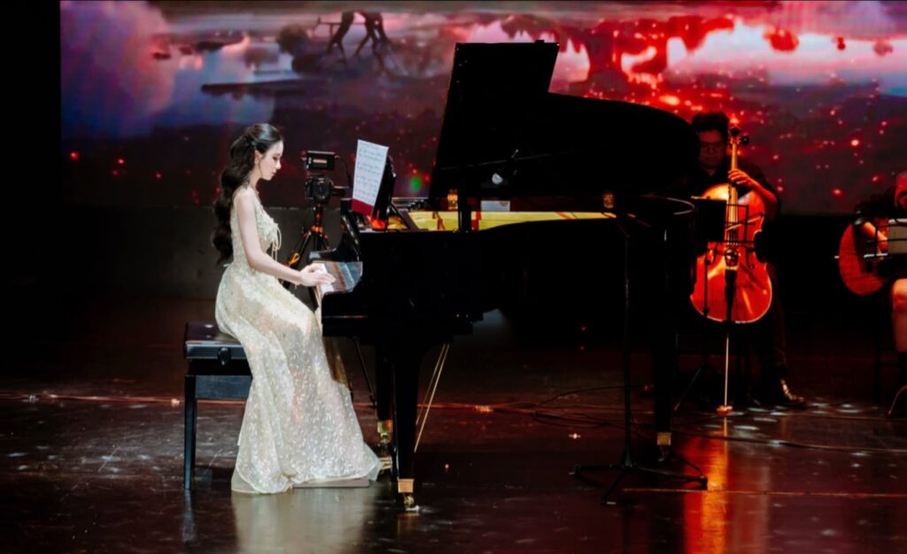 Vivi Pham mỉm cười trong khoảnh khắc biểu diễn piano