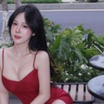Tú Uyên diện đầm đỏ tại không gian cà phê ngoài trời