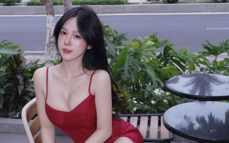 Tú Uyên diện đầm đỏ tại không gian cà phê ngoài trời