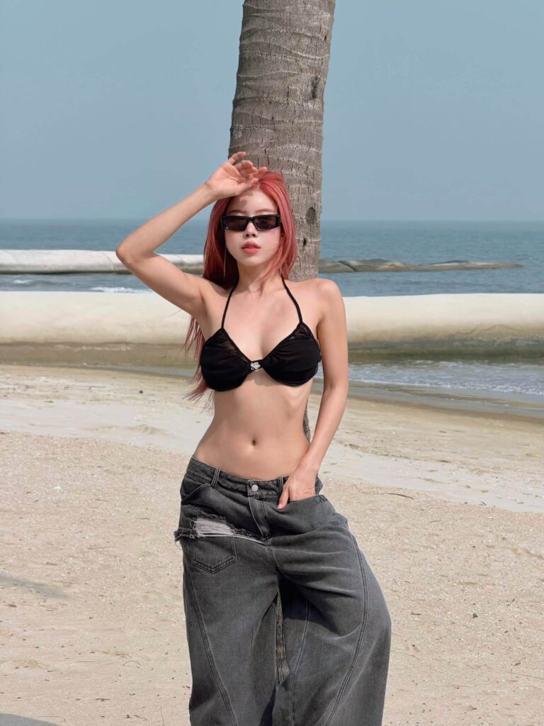 Trang Pháp khoe vóc dáng trong khung cảnh biển xanh cát trắng
