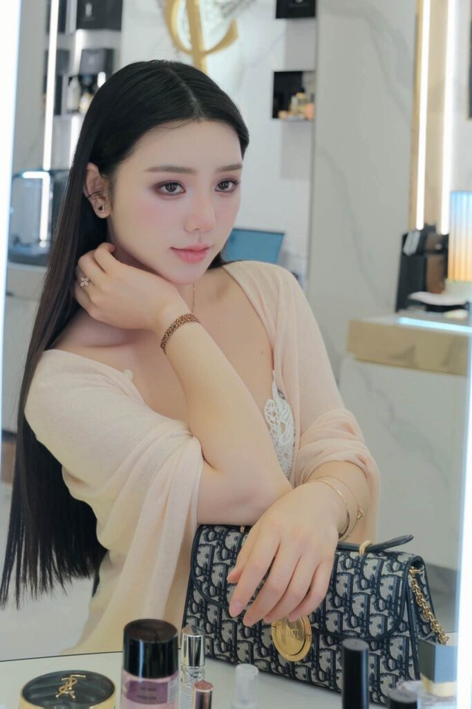 Bộ ảnh đời thường thể hiện thần thái tự tin của Quỳnh Kool