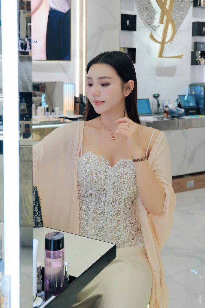 Nữ diễn viên chụp ảnh trong phong cách dạo phố nhẹ nhàng