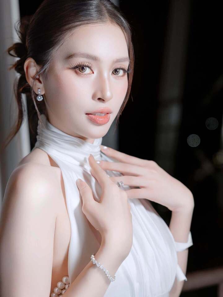Tiểu Vy xuất hiện trong hình ảnh liên quan đến bộ phim Bộ tứ báo thủ