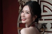 Trang phục ngắn để lộ phần chân khi đi qua địa hình tự nhiên