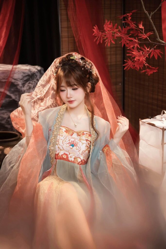 Thùy Trang tạo dáng nhẹ nhàng với phụ kiện hoa trên tóc