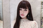 Nữ coser diện trang phục tông xanh cùng khăn choàng