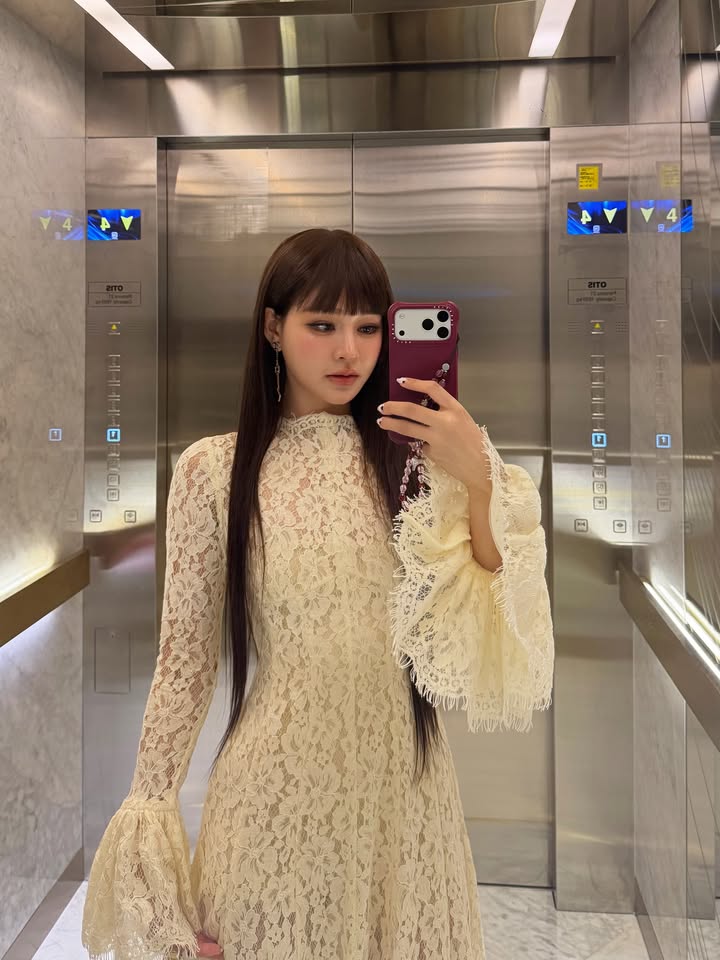 Nữ ca sĩ tạo dáng trong trang phục thể thao và mũ lưỡi trai