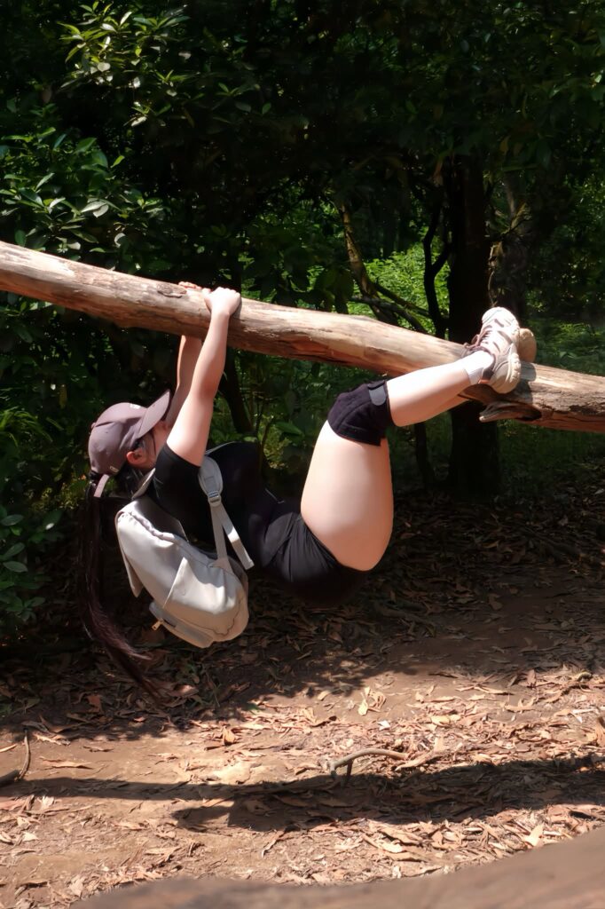 Khoảnh khắc tạo dáng giữa khung cảnh rừng núi tự nhiên