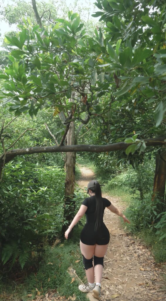 Cô gái ngồi bên bờ suối trong chuyến trekking