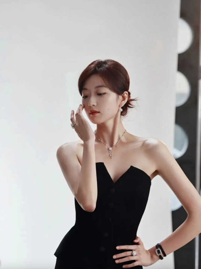 Tôn Thiên và Tỉnh Bách Nhiên trong hình ảnh quảng bá bộ phim