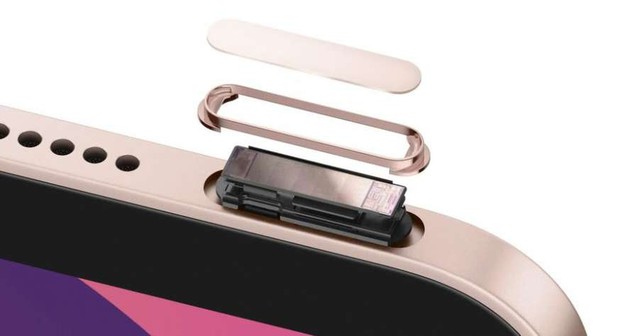 Người dùng cầm iPhone Duo và chạm ngón tay vào nút nguồn
