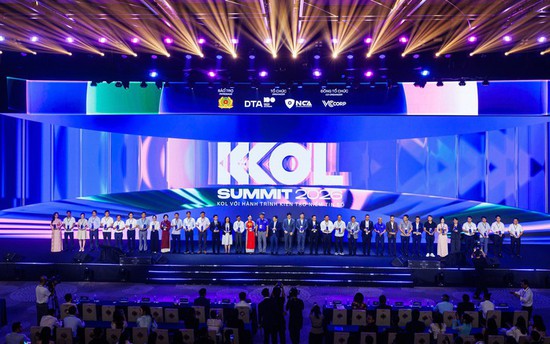 Nhiều khách mời dùng điện thoại ký cam kết kiến tạo niềm tin số