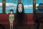 Totoro đứng dưới trạm xe buýt giữa trời mưa