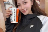 Nữ streamer cúi xuống điều chỉnh trang phục khi đang livestream