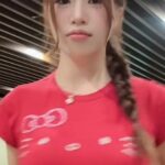 Anh Thơ đứng trong phòng tập gym với trang phục thể thao màu đỏ