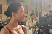 Cận cảnh gương mặt và mái tóc nâu của Isabel Haugseng Johansen
