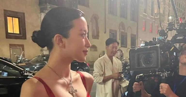 Moon Ga Young tạo dáng trong bức ảnh chụp bằng camera thường