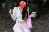 Bộ trang phục hồng xanh nổi bật trong khoang xe tối