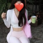 Cô gái diện trang phục ôm sát tạo dáng trong không gian quán cà phê