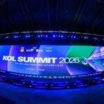 Sân khấu KOL Summit 2026 đang được hoàn thiện trong buổi tổng duyệt