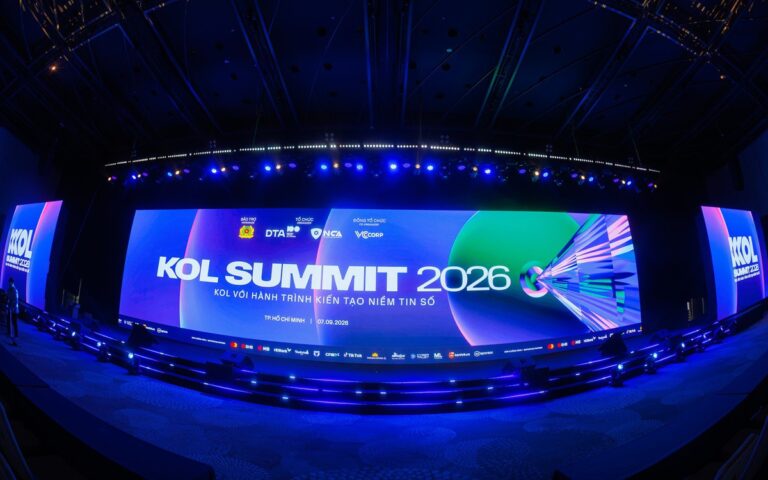 Sân khấu KOL Summit 2026 đang được hoàn thiện trong buổi tổng duyệt