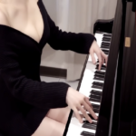 PanPiano chơi piano trong một video trên YouTube