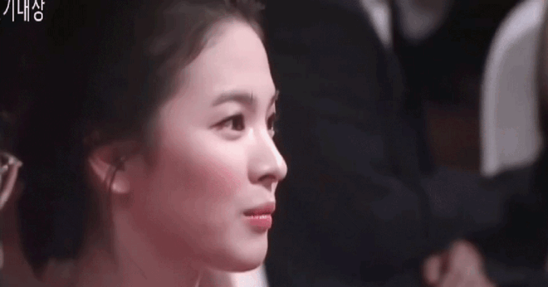 Song Hye Kyo xuất hiện tại lễ trao giải khi 23 tuổi