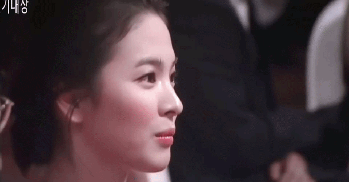 Song Hye Kyo xuất hiện tại lễ trao giải khi 23 tuổi