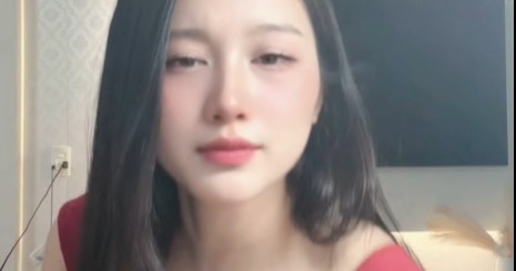 Hồng Nhung Nguyễn xuất hiện trong video với phong thái tự tin
