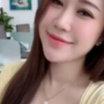 Nhân vật nữ được tạo bằng AI xuất hiện trong bối cảnh giống phòng giao dịch ngân hàng