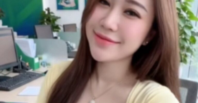 Nhân vật nữ được tạo bằng AI xuất hiện trong bối cảnh giống phòng giao dịch ngân hàng