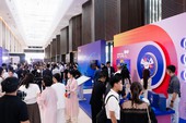 Khách mời quét mã QR để nhận bộ tiêu chuẩn dành cho người có ảnh hưởng