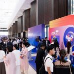 Khách mời tham quan khu vực triển lãm trong Expo VIP Tour