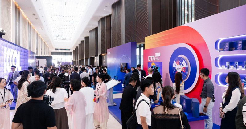 Khách mời tham quan khu vực triển lãm trong Expo VIP Tour