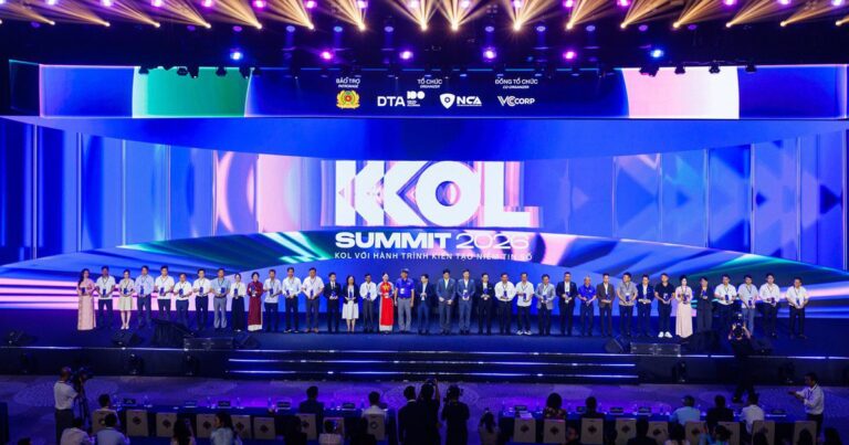 Đại diện 34 Câu lạc bộ Niềm tin số đứng trên sân khấu KOL Summit 2026