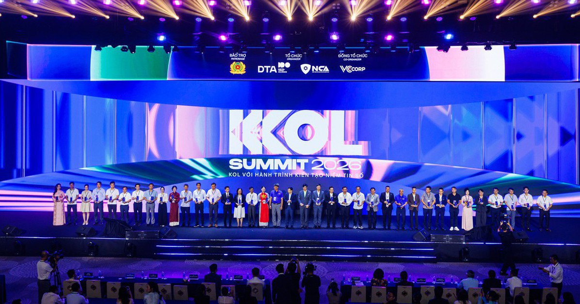 Đại diện 34 Câu lạc bộ Niềm tin số đứng trên sân khấu KOL Summit 2026