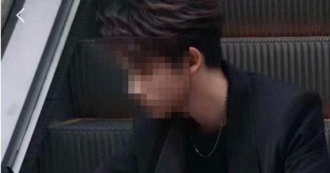 Nam streamer xuất hiện trong không gian phát sóng trực tiếp