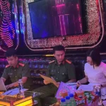 Lực lượng chức năng kiểm tra một cơ sở kinh doanh karaoke tại Hưng Yên