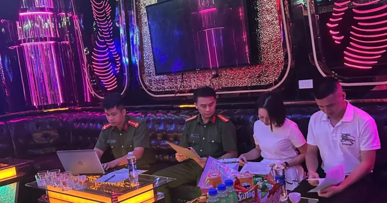 Lực lượng chức năng kiểm tra một cơ sở kinh doanh karaoke tại Hưng Yên