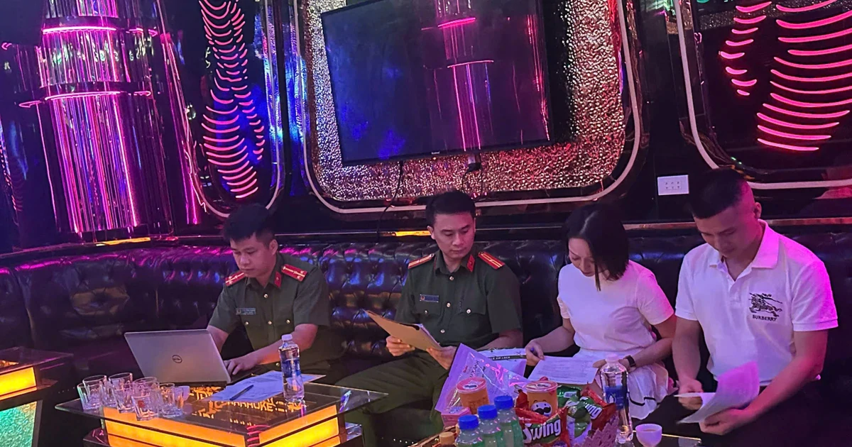 Lực lượng chức năng kiểm tra một cơ sở kinh doanh karaoke tại Hưng Yên