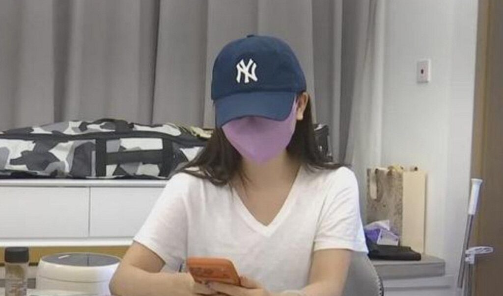 Nữ streamer bán hàng trực tiếp trong không gian livestream
