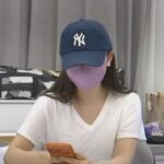 Nữ streamer bán hàng trực tiếp trong không gian livestream