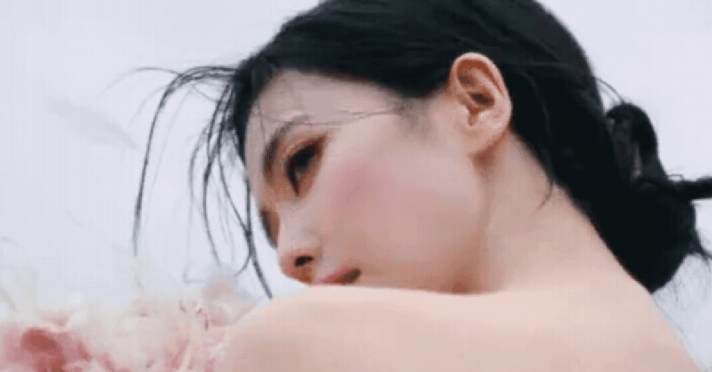 Bạch Lộc xuất hiện trong bộ ảnh chân dung với phong cách nữ tính