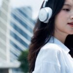 Tai nghe JBL Live 680NC được đeo khi đi dạo ngoài phố