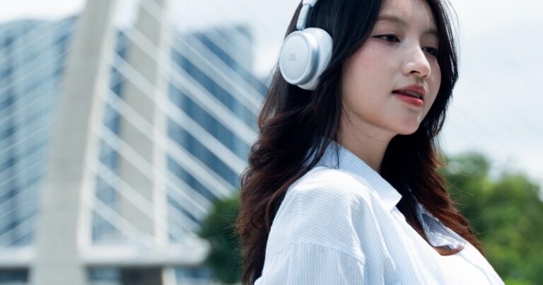 Tai nghe JBL Live 680NC được đeo khi đi dạo ngoài phố