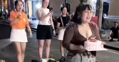 Bé Mochi cầm bánh sinh nhật và nhảy dây giữa phố đêm