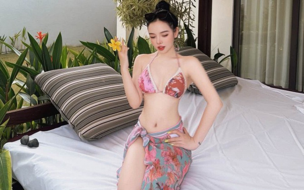Hot girl U40 tạo dáng bên giường ngoài trời trong khu nghỉ dưỡng
