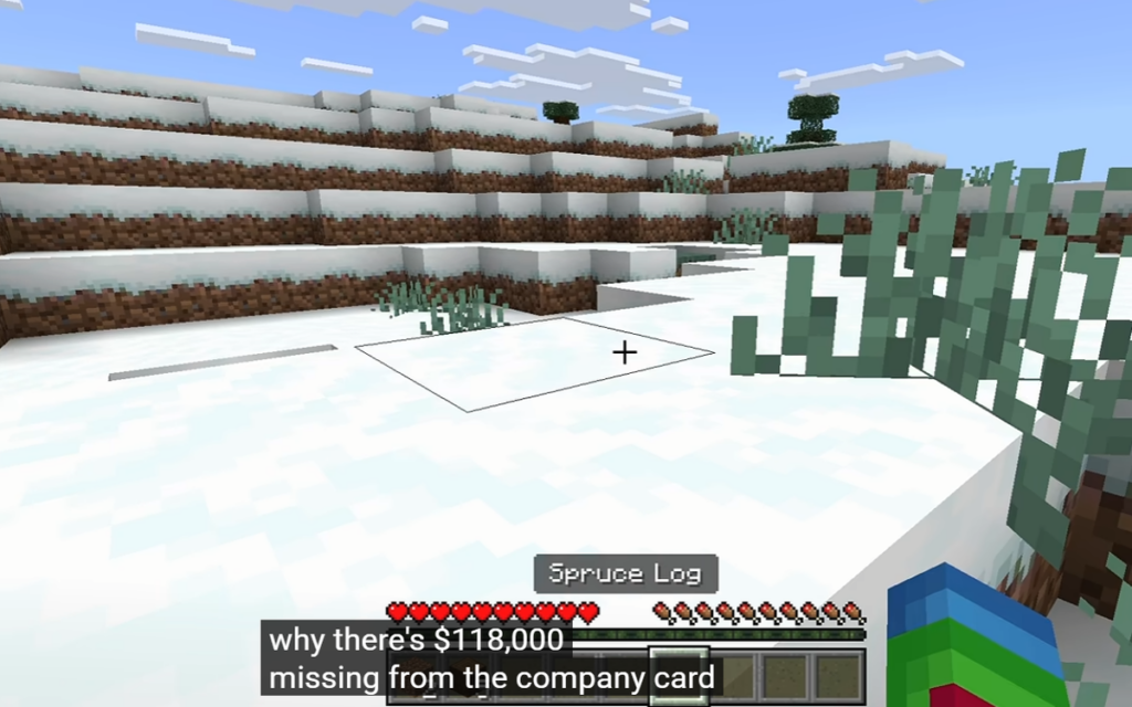 Cậu bé chơi Minecraft và Roblox trên máy tính tại nhà