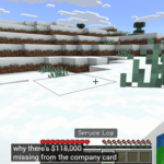 Cậu bé chơi Minecraft và Roblox trên máy tính tại nhà