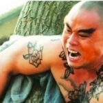 Hình xăm hoa mẫu đơn phủ trên lưng Lỗ Trí Thâm